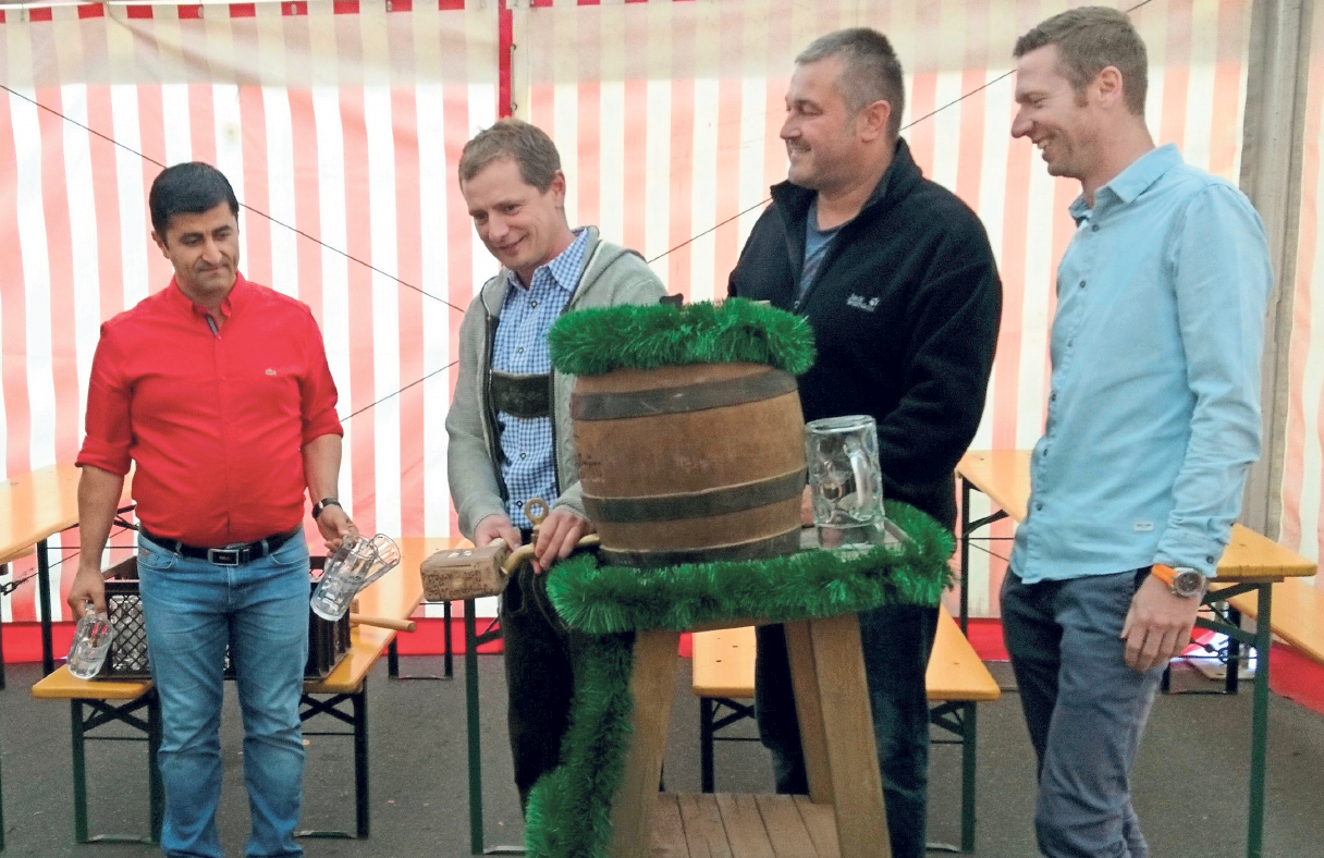 Zusammen mit Halil Tasdelen, Klaus Bauer und Florian Wiedemann nahm Bürgermeister Holger Bär im vergangenen Jahr den Bieranstich vor. Fotos: privat Zusammen mit Halil Tasdelen, Klaus Bauer und Florian Wiedemann nahm Bürgermeister Holger Bär im vergangenen Jahr den Bieranstich vor. Fotos: privat