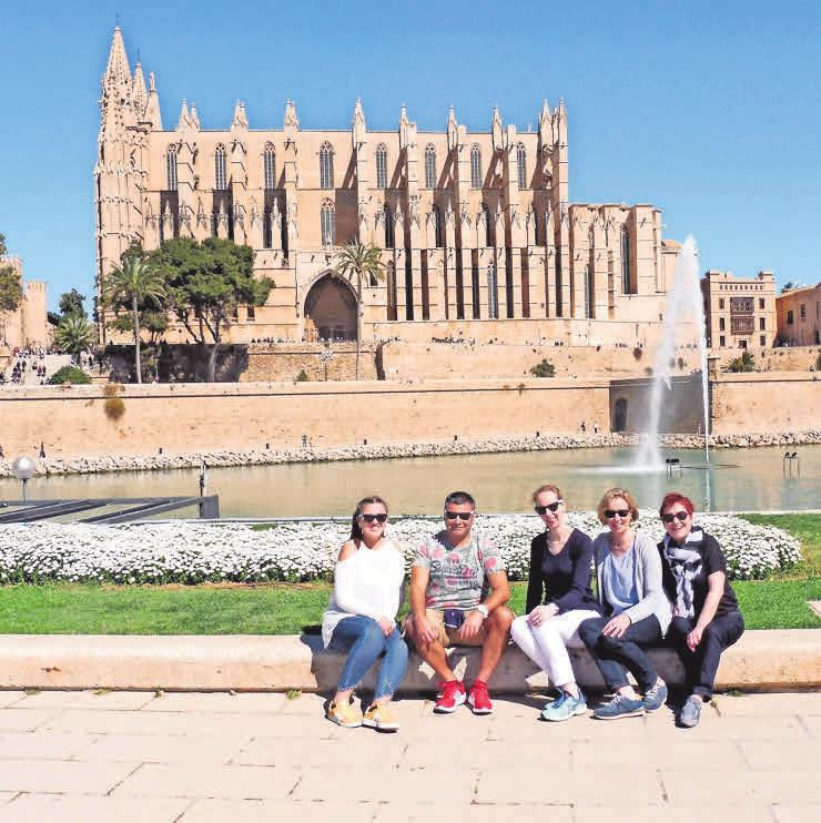 Das Reise- und Urlaubskompetenzteam vom TUI-ReiseCenter: Swaantje Kretschmar (von links), Gerhart Özcan, Mirja Beel, Sabine Gronau und Susanne Backhaus besuchte kürzlich Mallorca. Foto: Tui Das Reise- und Urlaubskompetenzteam vom TUI-ReiseCenter: Swaantje Kretschmar (von links), Gerhart Özcan, Mirja Beel, Sabine Gronau und Susanne Backhaus besuchte kürzlich Mallorca. Foto: Tui