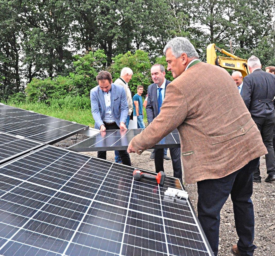 Der Solarpark Schornhof sorgt für überregionale Aufmerksamkeit. Zur Montage des letzten von rund 350.000 Photovoltaikmodulen kam sogar der bayerische Wirtschaftsminister und Vizeministerpräsident Hubert Aiwanger (FW) nach Berg im Gau. Foto: Hofmann Der Solarpark Schornhof sorgt für überregionale Aufmerksamkeit. Zur Montage des letzten von rund 350.000 Photovoltaikmodulen kam sogar der bayerische Wirtschaftsminister und Vizeministerpräsident Hubert Aiwanger (FW) nach Berg im Gau. Foto: Hofmann