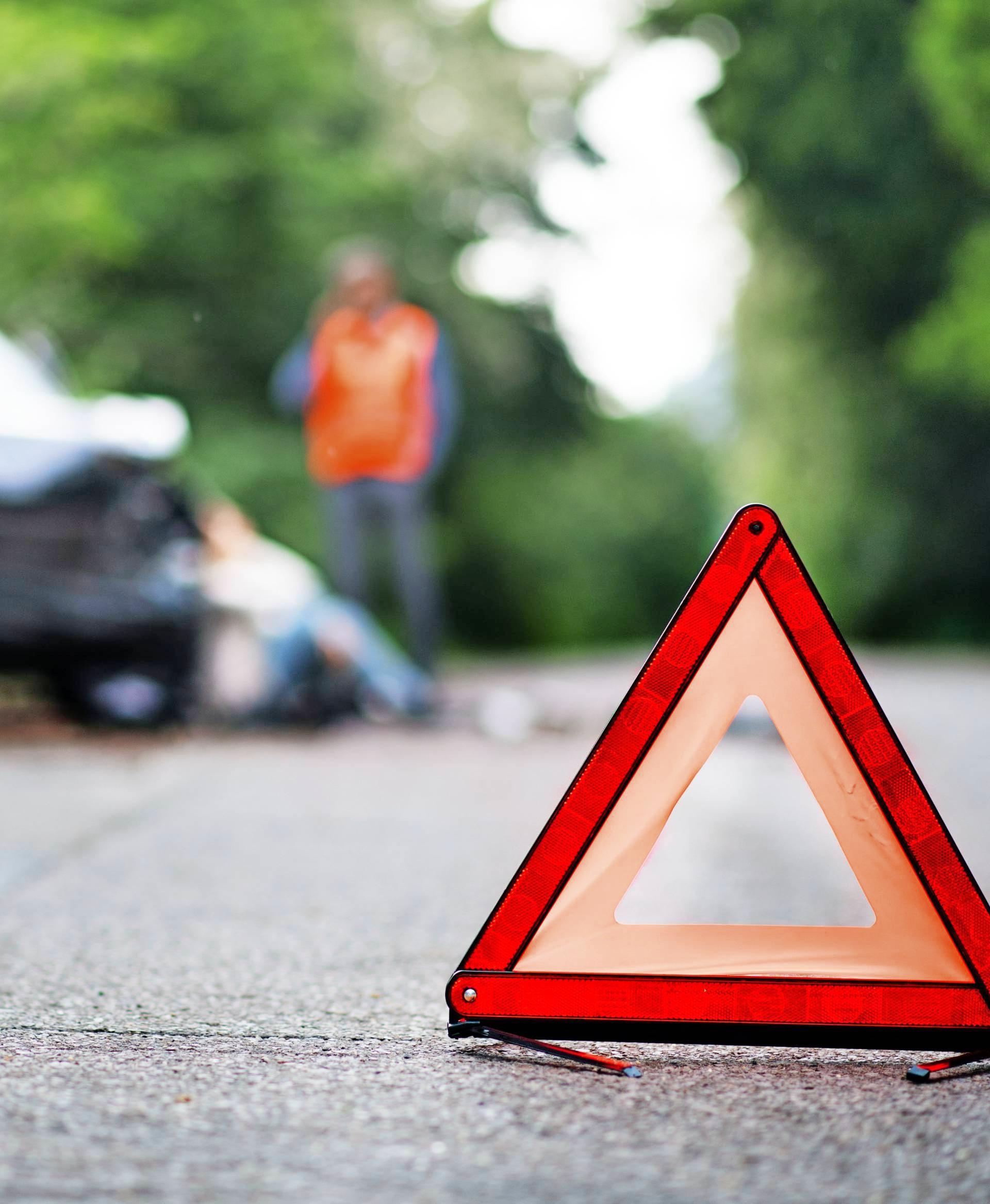 Ganz wichtig: Nach einem Unfall ein Warndreieck aufstellen. Ganz wichtig: Nach einem Unfall ein Warndreieck aufstellen.