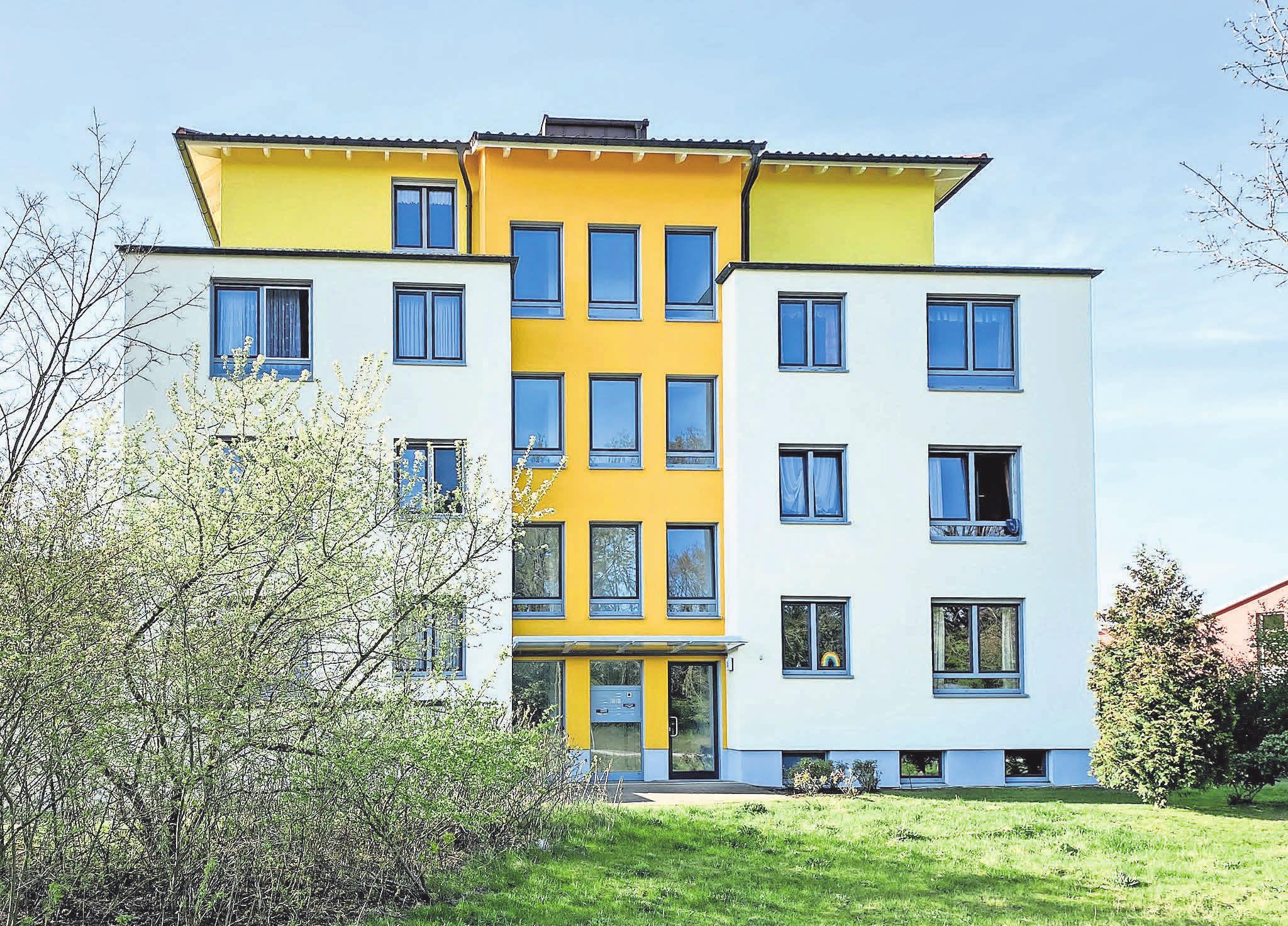 Ein Fassadenanstrich bietet die Möglichkeit, farblich etwas ganz Neues zu wagen. Ein Fassadenanstrich bietet die Möglichkeit, farblich etwas ganz Neues zu wagen.