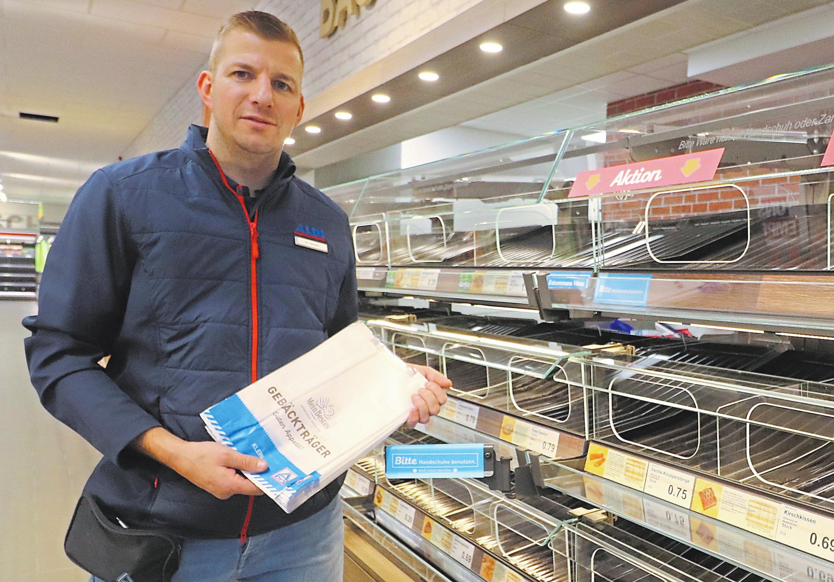 Der Filialverantwortliche Carsten Becker freut sich, dass der Neubau alserster ALDI-Markt in Gronau einen eigenen Backbereich erhalten hat. Der Filialverantwortliche Carsten Becker freut sich, dass der Neubau alserster ALDI-Markt in Gronau einen eigenen Backbereich erhalten hat.