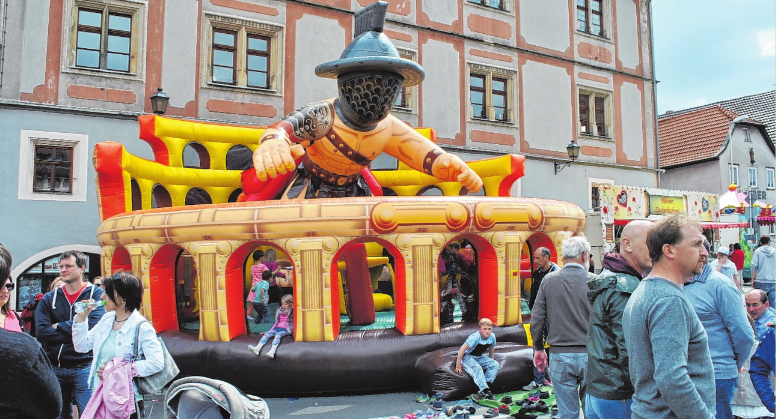 Auf die Kinder wartet die XXL-Springburg „Gladiator“. Auf die Kinder wartet die XXL-Springburg „Gladiator“.
