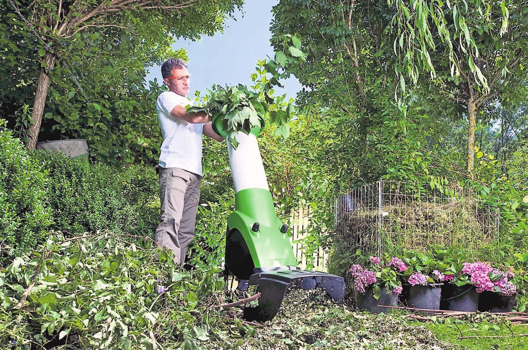 Moderne Gartengeräte sind zu unentbehrlichen Helfern im Garten geworden. Das trifft auch auf die Gartenhäcksler zu. Bei diesen unterscheidet der Fachhändler zwischen Walzen- und Messerhäcksler. Fotos: djd/viking Moderne Gartengeräte sind zu unentbehrlichen Helfern im Garten geworden. Das trifft auch auf die Gartenhäcksler zu. Bei diesen unterscheidet der Fachhändler zwischen Walzen- und Messerhäcksler. Fotos: djd/viking