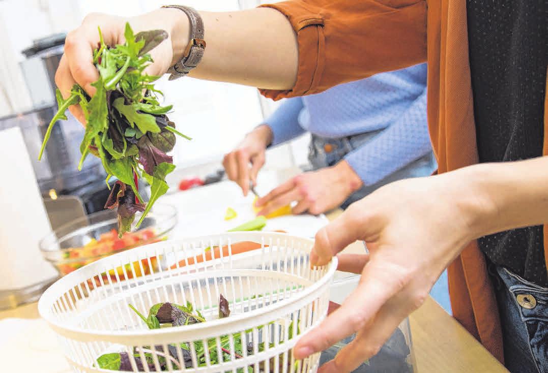 Das ideale Abendessen: Salat enthält viele gesunde Nährstoffe, aber vergleichsweise wenig Kalorien. Foto: Christin Klose Das ideale Abendessen: Salat enthält viele gesunde Nährstoffe, aber vergleichsweise wenig Kalorien. Foto: Christin Klose