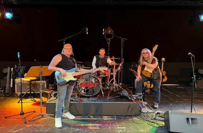 Am Samstagabend sorgt die Wiesbadener Rock Band Mallet auf der großen Open Air Bühne in der Gibb mit fetziger Rockmusik für ausgelassene Stimmung. Foto: Mallet