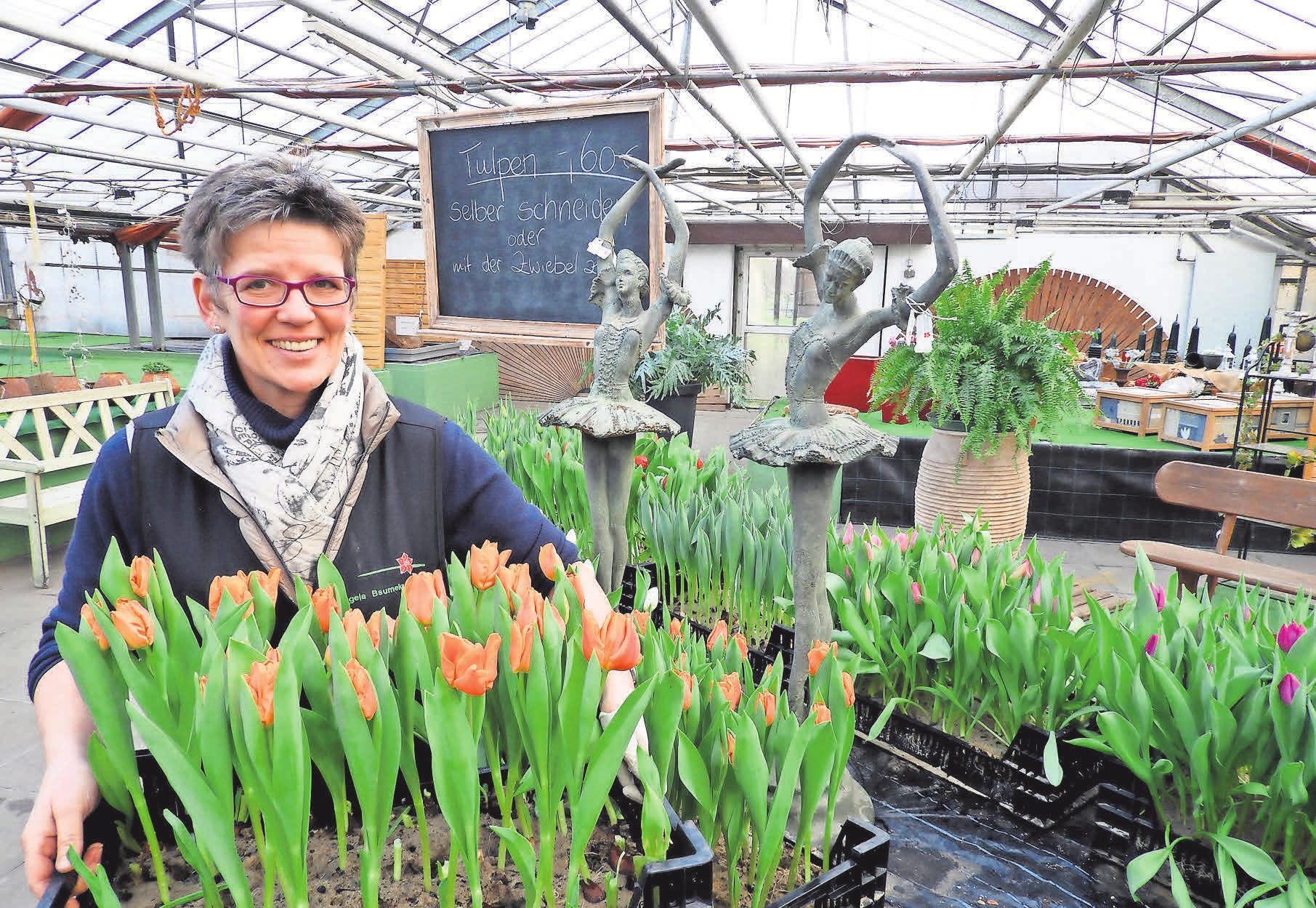 Angela Bsumek freut sich über die große Auswahl der Tulpen - zum Selbstschneiden. Angela Bsumek freut sich über die große Auswahl der Tulpen - zum Selbstschneiden.
