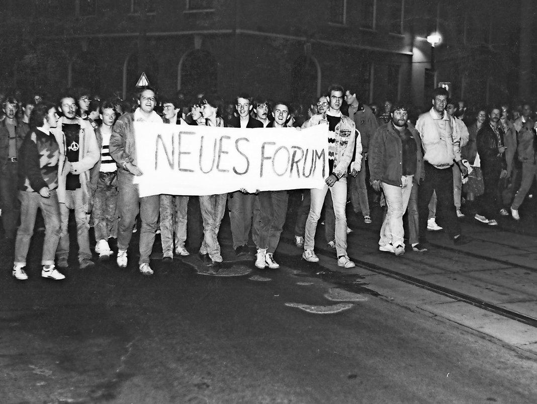 Am 21. Oktober 1989 treffen sich mehrere tausend Menschen zu einer Demonstration durch die Rostocker Innenstadt. Dabei werden Presse- freiheit, Gewaltlosigkeit sowie die Zulassung des Neuen Forums gefordert. Am 21. Oktober 1989 treffen sich mehrere tausend Menschen zu einer Demonstration durch die Rostocker Innenstadt. Dabei werden Presse- freiheit, Gewaltlosigkeit sowie die Zulassung des Neuen Forums gefordert.