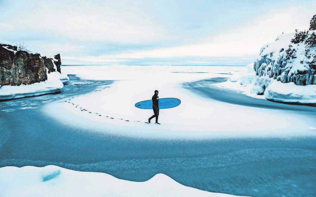 Wellenreiten zwischen Eisschollen: Im Wintersturm sind die Wellen am besten. Dann springt Dan Schetter in die Fluten. Foto: Tim Kemple Wellenreiten zwischen Eisschollen: Im Wintersturm sind die Wellen am besten. Dann springt Dan Schetter in die Fluten. Foto: Tim Kemple