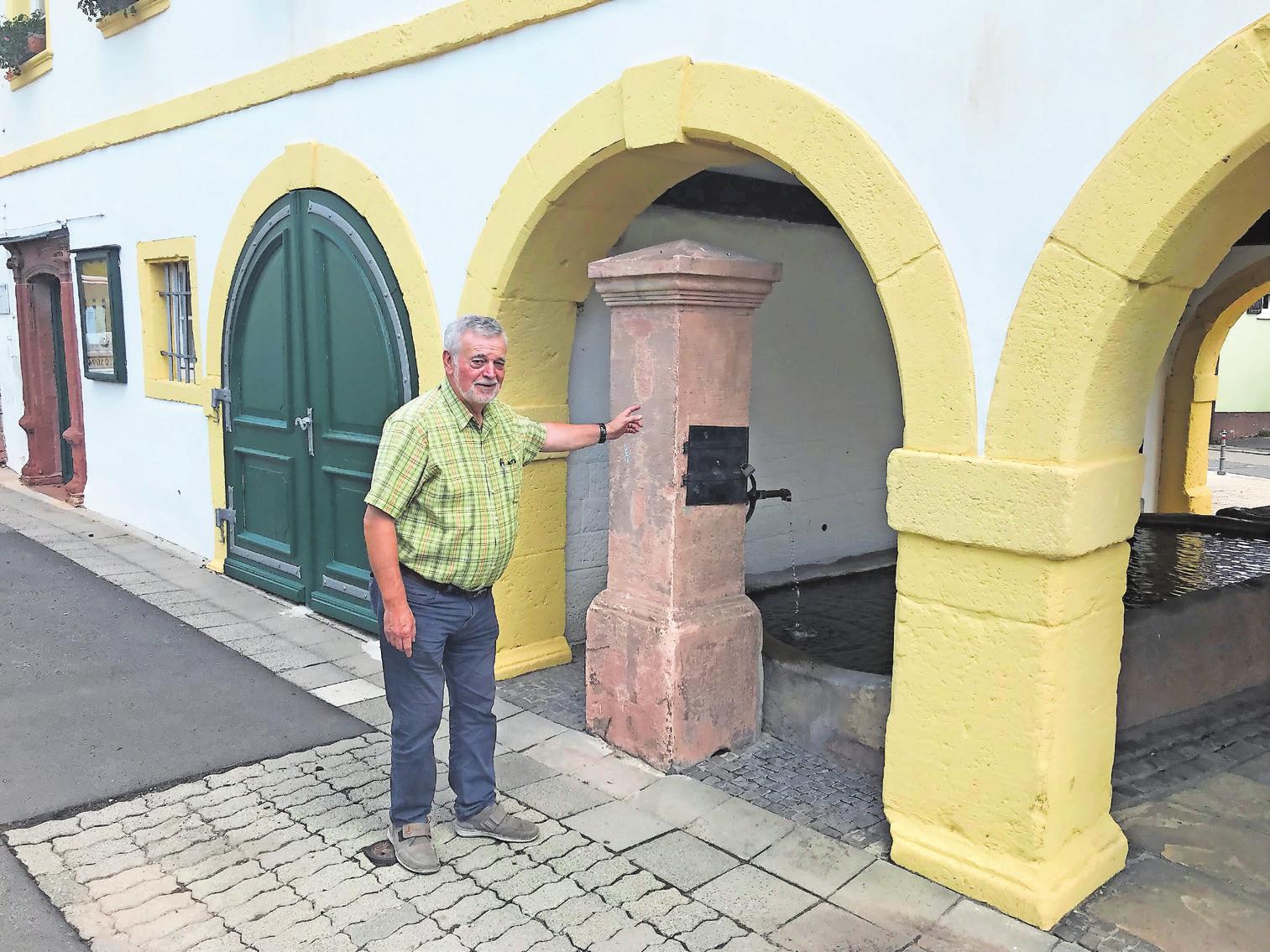 Weiß sehr viel über „sein“ Dorf: Ortsvorsteher Roland Henigin vor der denkmalgeschützten Ortsverwaltung. Foto: ffg Weiß sehr viel über „sein“ Dorf: Ortsvorsteher Roland Henigin vor der denkmalgeschützten Ortsverwaltung. Foto: ffg