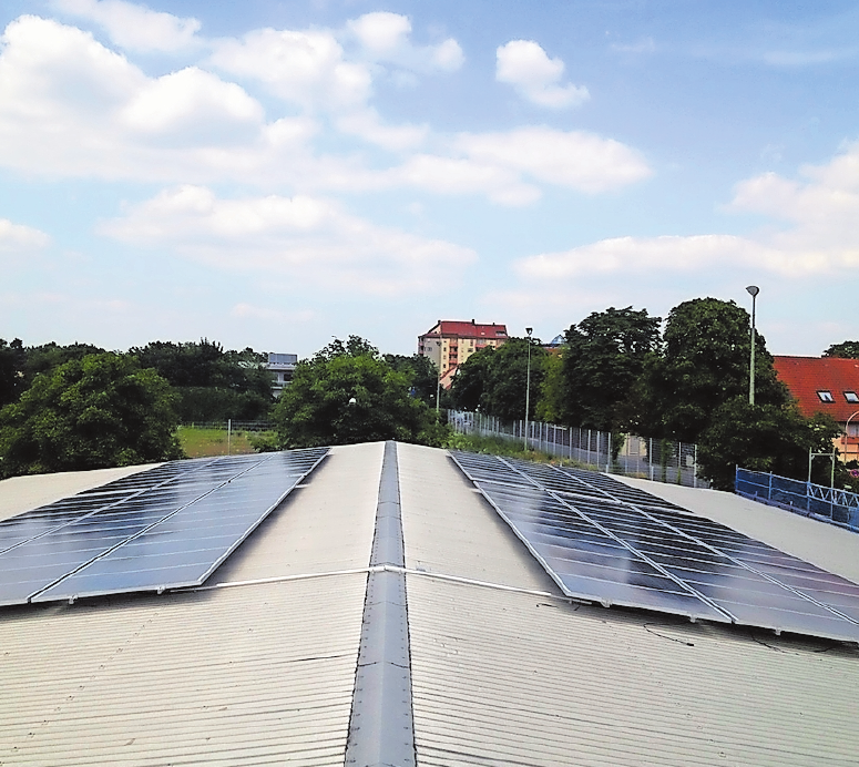 Eines der Arbeitsfelder: Photovoltaikanlage auf dem Dach eines Fitnessstudios in Frankenthal. FOTO: KORN/FREI