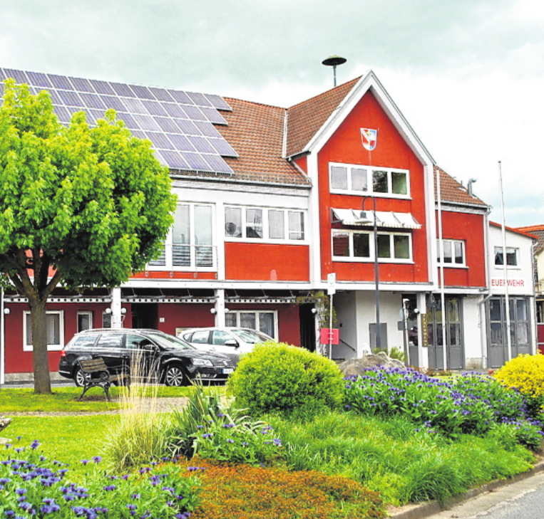 Im Zentrum in Großeibstadt befinden sich die Räume des Rathauses, der große Veranstaltungsraum und die Feuerwehr. Im Zentrum in Großeibstadt befinden sich die Räume des Rathauses, der große Veranstaltungsraum und die Feuerwehr.