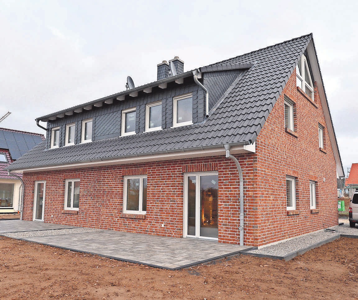 Das Doppelhaus von hinten. Genug Platz für zwei Parteien. Das Doppelhaus von hinten. Genug Platz für zwei Parteien.