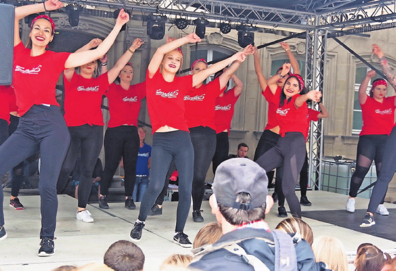 Wieder mit großem Bühnenprogramm und Tanzeinlagen. Foto: hs Wieder mit großem Bühnenprogramm und Tanzeinlagen. Foto: hs