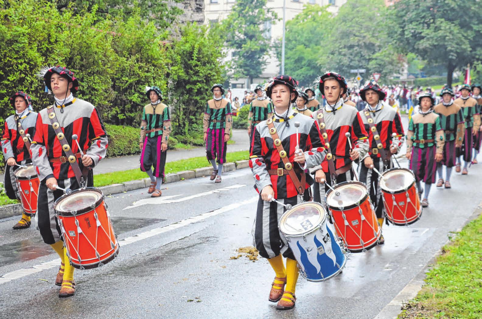 Auch Regen kann die Fahnenschwinger St. Konrad nicht aufhalten. Auch Regen kann die Fahnenschwinger St. Konrad nicht aufhalten.