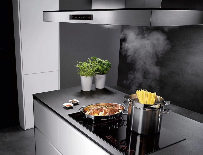 Manuelles Bedienen und Regulieren ist hier überflüssig, denn das Induktionskochfeld kann mittels eines Infrarotsensors direkt mit der Dunstabzugshaube kommunizieren. Nach dem Kochen schaltet sie sich automatisch ab. Manuelles Bedienen und Regulieren ist hier überflüssig, denn das Induktionskochfeld kann mittels eines Infrarotsensors direkt mit der Dunstabzugshaube kommunizieren. Nach dem Kochen schaltet sie sich automatisch ab.