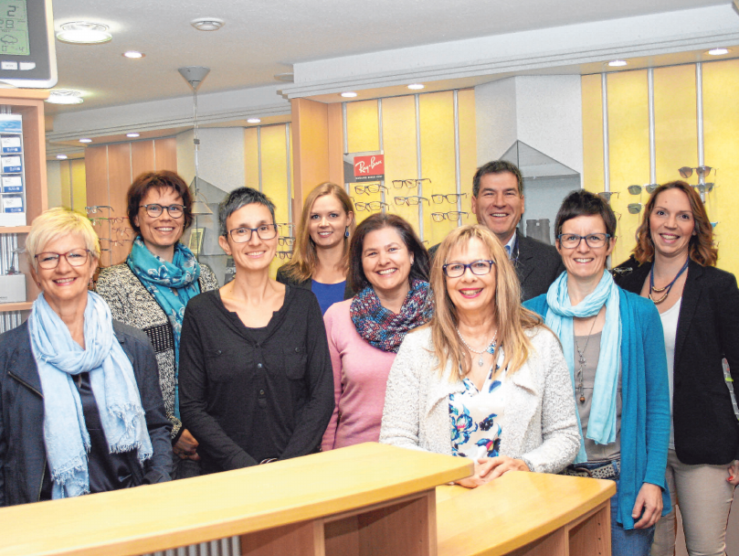 Das Team von Böhler Brillenmode & Kontaktlinsen mit Augenoptikermeisterin Birgit Buchter berät seine Kunden gerne. FOTO: BÖHLER Das Team von Böhler Brillenmode & Kontaktlinsen mit Augenoptikermeisterin Birgit Buchter berät seine Kunden gerne. FOTO: BÖHLER
