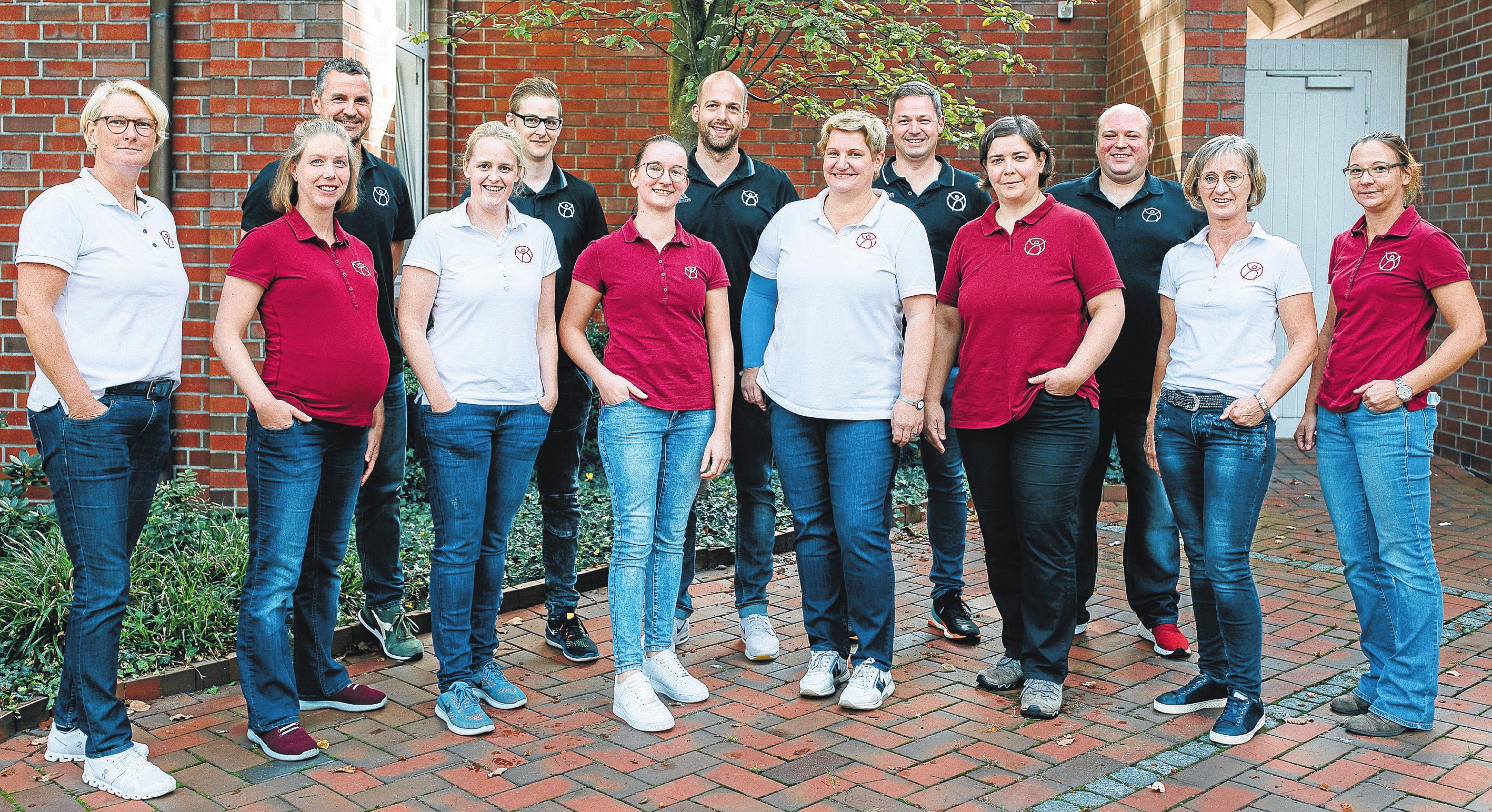 Ein starkes Team, zwei Standorte: Die Mannschaft in der Gildestraße (links) und die Kollegen in der Pariser Straße (rechts). Fotos: privat