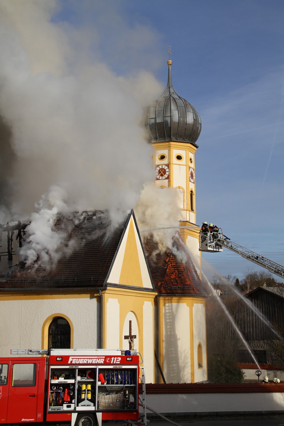Nach dem Brand und den Aufräumarbeiten wurde die Steinsdorfer Kirche Stück für Stück wieder aufgebaut. Fotos: Ammer, THW Eichstätt Nach dem Brand und den Aufräumarbeiten wurde die Steinsdorfer Kirche Stück für Stück wieder aufgebaut. Fotos: Ammer, THW Eichstätt
