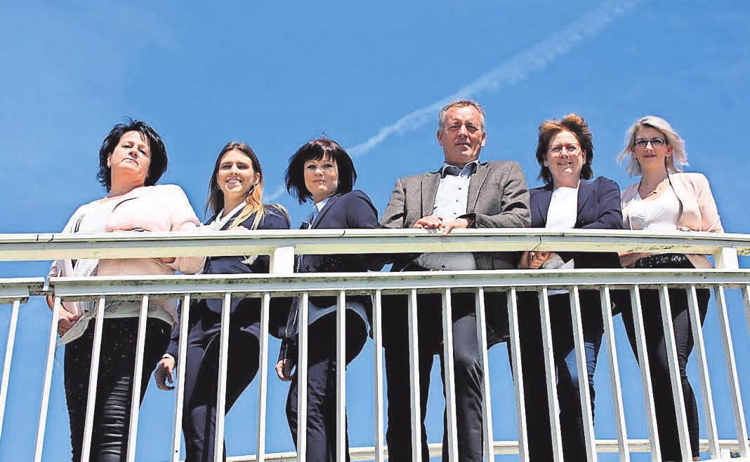Das starke Team von Dr. Lehner Immobilien in Neubrandenburg: Ines Haase, Laura Thomas, Jana Beyhl, Seniorchef Dr. Jürgen Lehner, Geschäftsführerin Beate Wagner, Kerstin Freese (v.l.n.r.) Foto: privat Das starke Team von Dr. Lehner Immobilien in Neubrandenburg: Ines Haase, Laura Thomas, Jana Beyhl, Seniorchef Dr. Jürgen Lehner, Geschäftsführerin Beate Wagner, Kerstin Freese (v.l.n.r.) Foto: privat