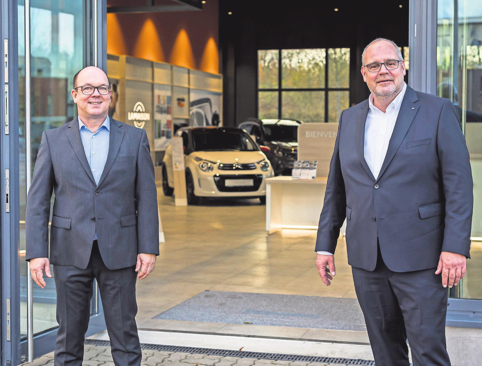 Andreas Dornburg, Geschäftsführer der Klaus+Co Gruppe, und Citroën Deutschland Geschäftsführer Wolfgang Schlimme (v.li.) zeigen sich begeistert vom bundesweit ersten „La maison“-Showroom. Andreas Dornburg, Geschäftsführer der Klaus+Co Gruppe, und Citroën Deutschland Geschäftsführer Wolfgang Schlimme (v.li.) zeigen sich begeistert vom bundesweit ersten „La maison“-Showroom.