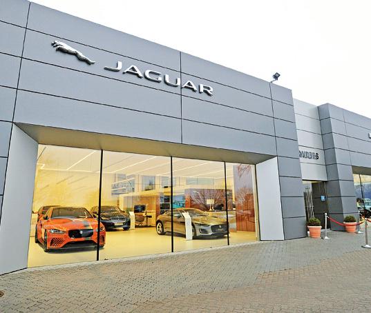 Blick auf den Flagship-Store von Jaguar und Land Rover in Seevetal-Meckelfeld.