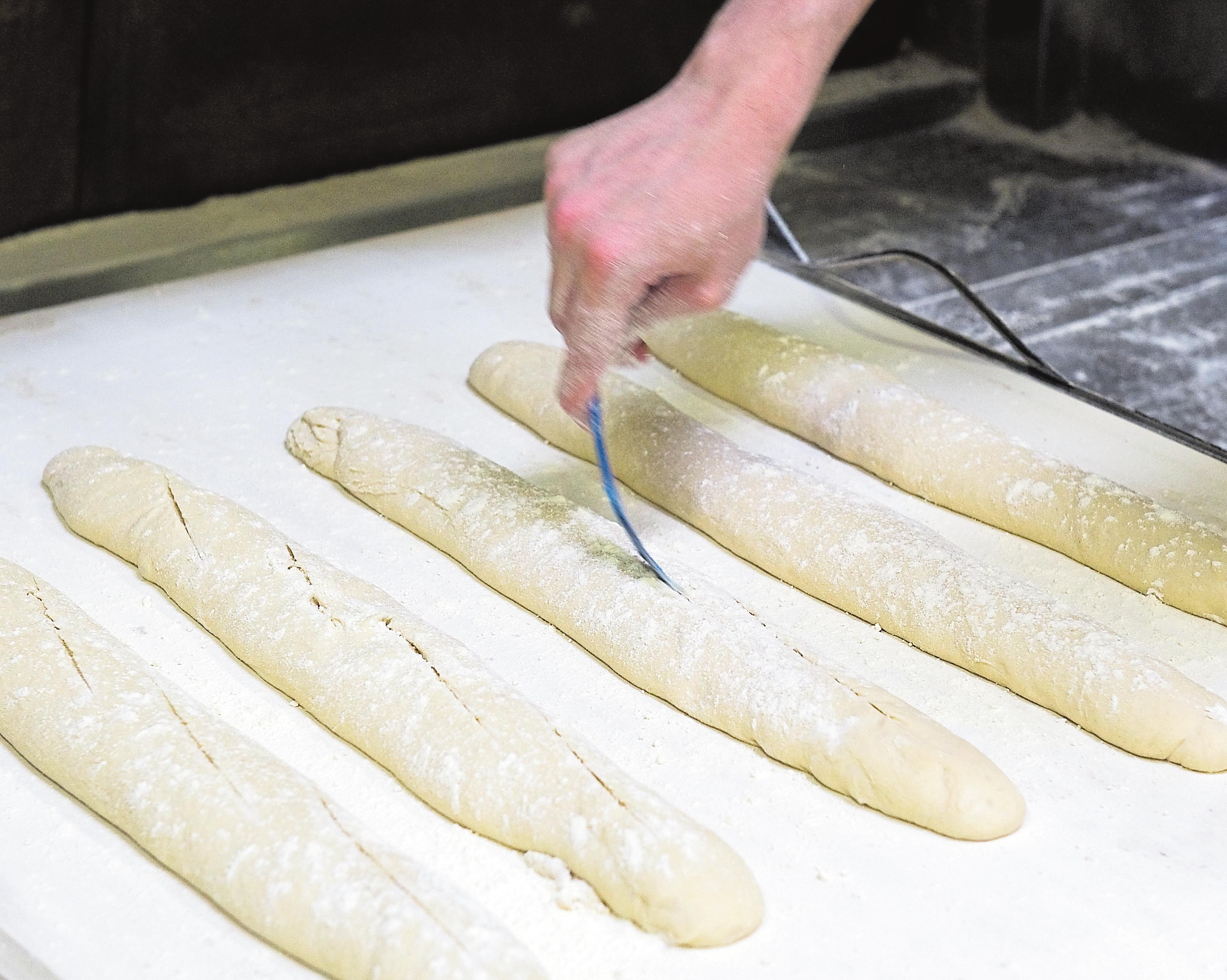 Les artisans de Pains & Tradition confectionnent avec cette farine cinq pains selon les principes du slowbaking.