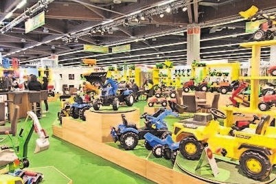 Ausgestellt sind Traktoren mit jede Menge Zubehör. rolly toys Ausgestellt sind Traktoren mit jede Menge Zubehör. rolly toys