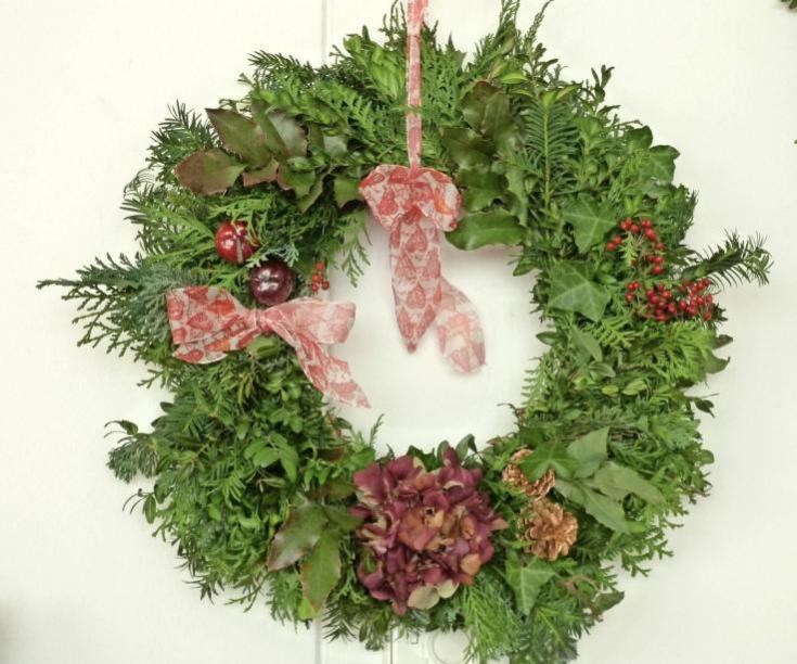 Das Basarteam hat weihnachtliche Gestecke und Kränze kreiert. Foto: privat Das Basarteam hat weihnachtliche Gestecke und Kränze kreiert. Foto: privat