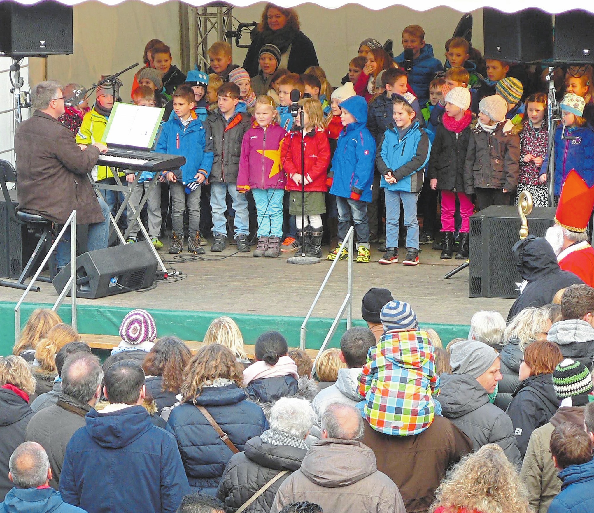 Auf der Bühne gibt es die passende musikalische Untermalung zum Markt. Foto: Weihnachtsmarkt Nordwalde Auf der Bühne gibt es die passende musikalische Untermalung zum Markt. Foto: Weihnachtsmarkt Nordwalde
