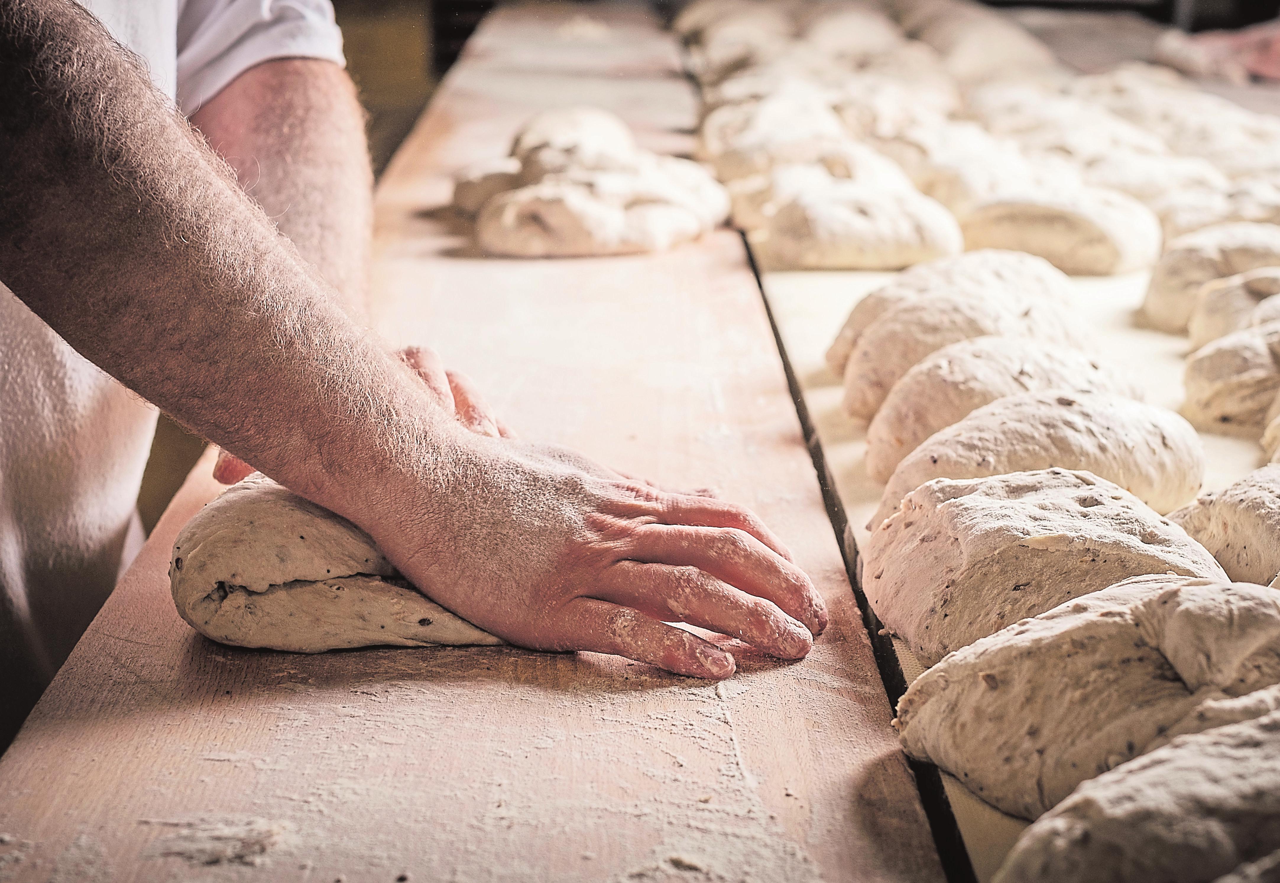 Da bei Pains &amp; Tradition viel Wert auf Handarbeit gelegt wird, werden die Teige noch von Hand aufgearbeitet. Kircher ist überzeugt, dass bei der Brotherstellung „der Mensch immer besser arbeitet als die Maschine.“