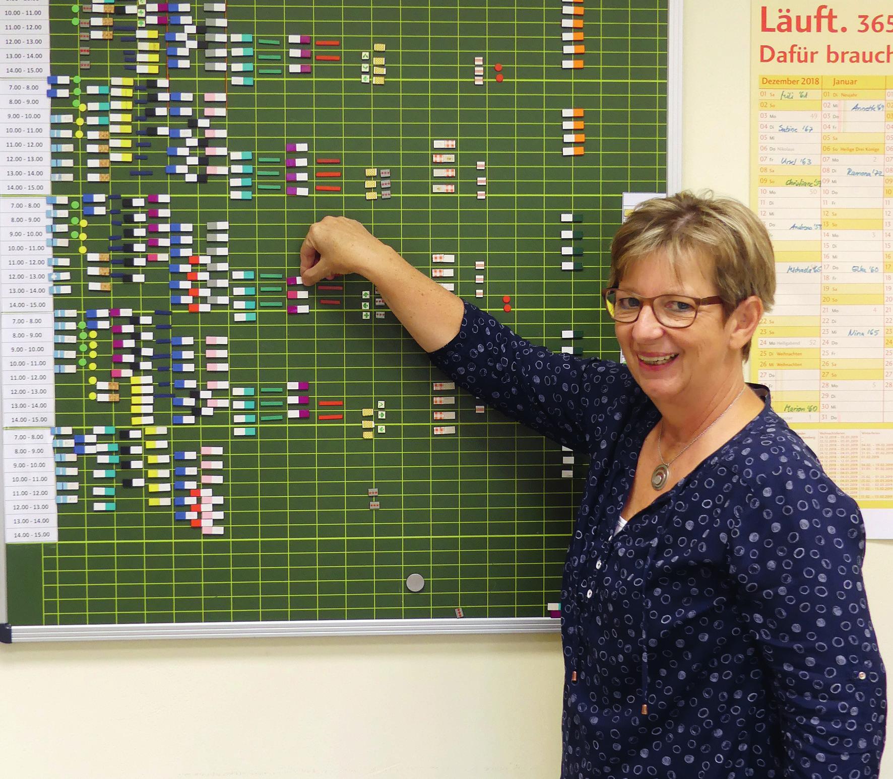 Ein alter Stundenplaner hilft Andrea Meyer bei der Personaleinsatzplanung. Ein alter Stundenplaner hilft Andrea Meyer bei der Personaleinsatzplanung.
