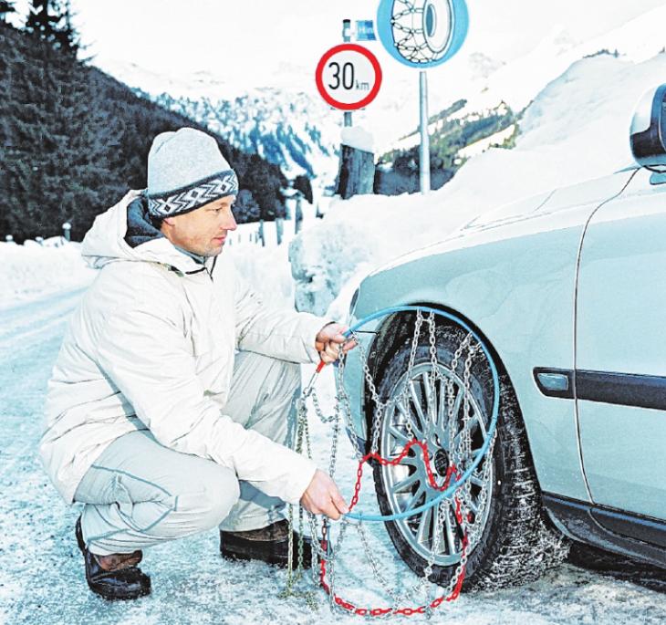 Wer das Anlegen von Schneeketten trainiert hat, hat im Ernstfall keine Probleme damit. FOTO: CONTI Wer das Anlegen von Schneeketten trainiert hat, hat im Ernstfall keine Probleme damit. FOTO: CONTI