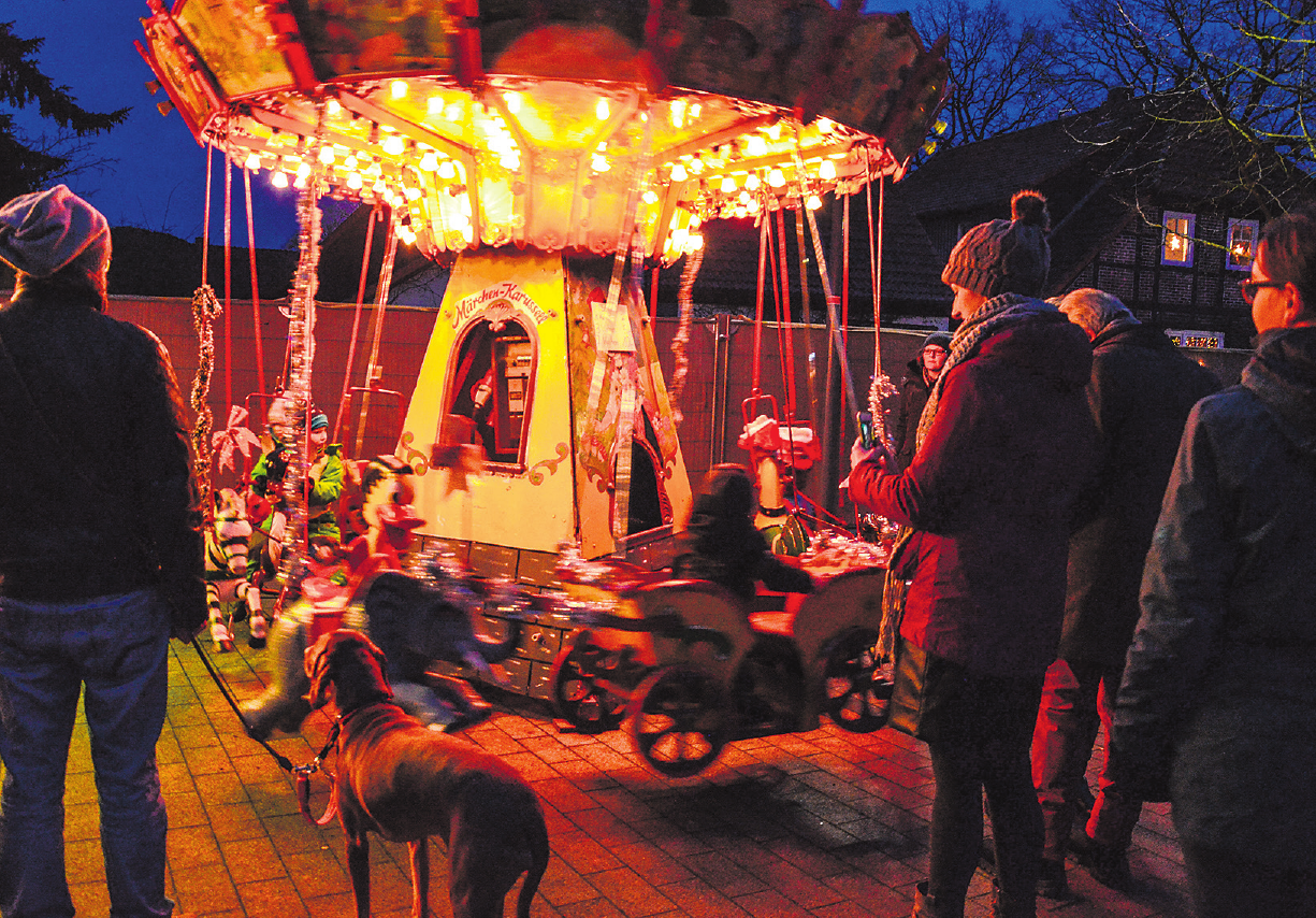 Bummeln und Glühweintrinken in gemütlichem Lichterglanz vor dem Rathaus. Bummeln und Glühweintrinken in gemütlichem Lichterglanz vor dem Rathaus.