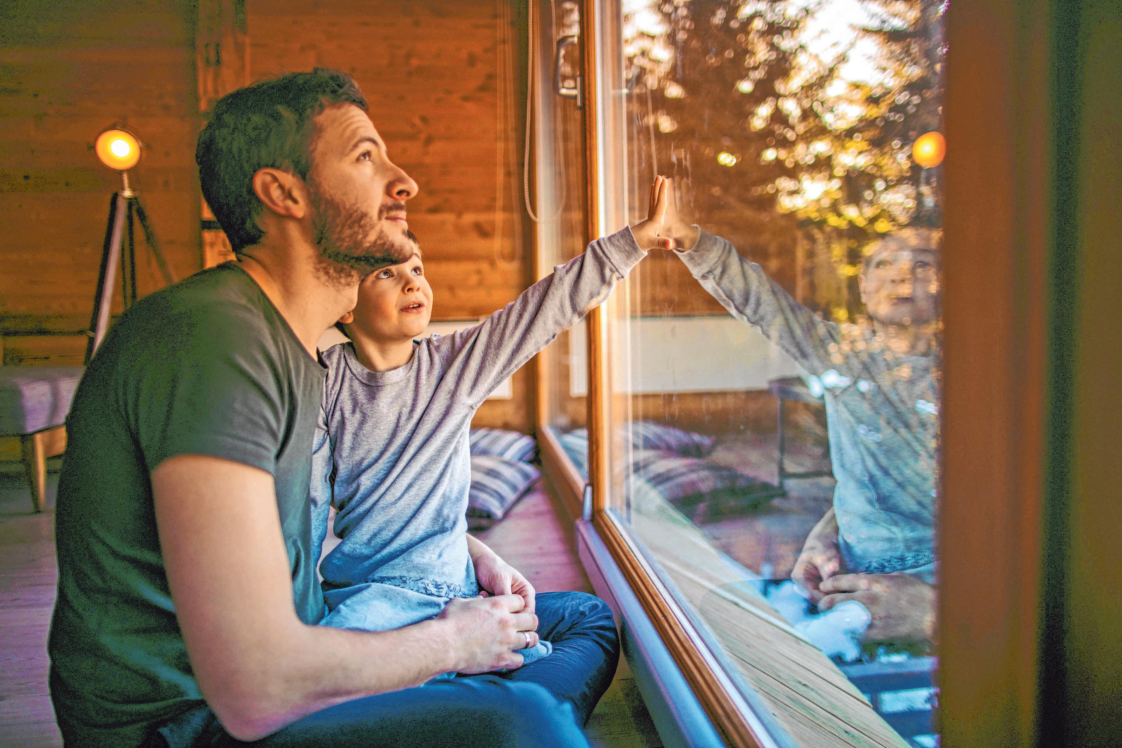 Kuschelig warm ist es in der kalten Jahreszeit nur dann, wenn Fenster- und Türdichtungen nicht durchlässig sind. FOTO: OH Kuschelig warm ist es in der kalten Jahreszeit nur dann, wenn Fenster- und Türdichtungen nicht durchlässig sind. FOTO: OH