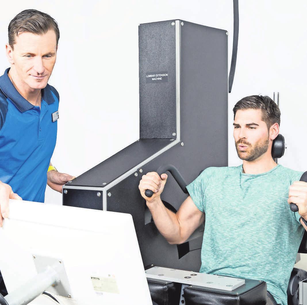 Kieser Training ist Spezialist für gesundheitsorientiertes Krafttraining. An speziellen Maschinen werden alle Muskelgruppen trainiert. Schwerpunkt des Trainings ist die Beseitigung von Rücken-, Nacken- und Kniebeschwerden. An der LE wird der tiefliegende Rückenstrecker trainiert. Dieser Muskel wird im Alltag überhaupt nicht mehr beansprucht und verkümmert. Die Folge: Rückenschmerzen. Foto: Kieser Kieser Training ist Spezialist für gesundheitsorientiertes Krafttraining. An speziellen Maschinen werden alle Muskelgruppen trainiert. Schwerpunkt des Trainings ist die Beseitigung von Rücken-, Nacken- und Kniebeschwerden. An der LE wird der tiefliegende Rückenstrecker trainiert. Dieser Muskel wird im Alltag überhaupt nicht mehr beansprucht und verkümmert. Die Folge: Rückenschmerzen. Foto: Kieser