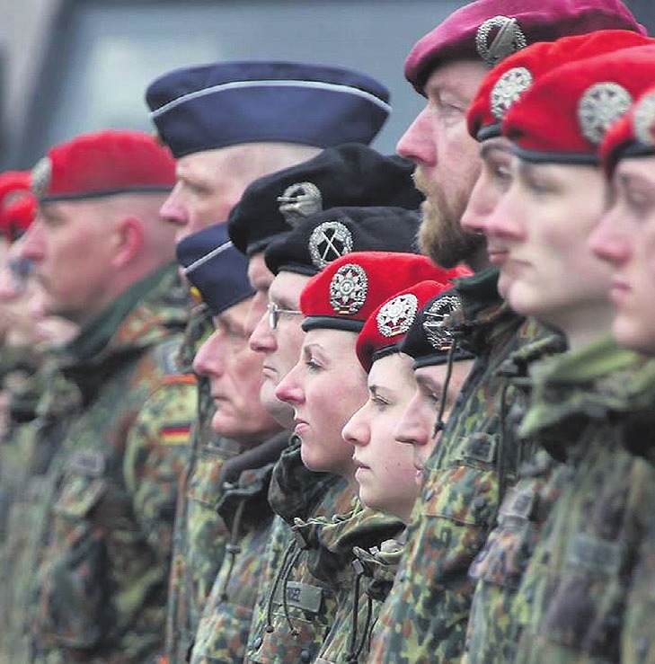 Vertreter der Bundeswehr informieren über die zivilen Laufbahnen. Symbolfoto: Bundeswehr Vertreter der Bundeswehr informieren über die zivilen Laufbahnen. Symbolfoto: Bundeswehr