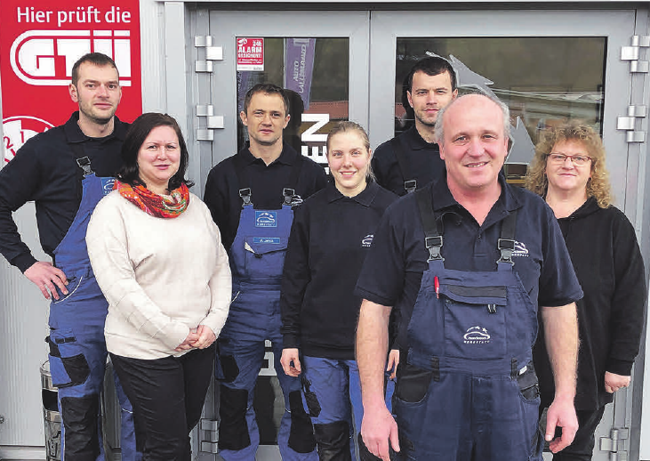 Die Gesellschafter Thomas Lallemand (vorn rechts) und Eugen Rosenthal (hinten links) von Auto Lallemand in Laupertshausen mit ihrem Team. Die Gesellschafter Thomas Lallemand (vorn rechts) und Eugen Rosenthal (hinten links) von Auto Lallemand in Laupertshausen mit ihrem Team.