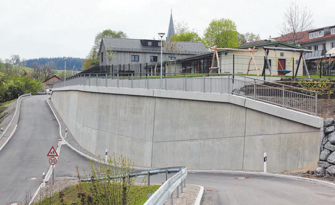 Bis zu sechs Meter hoch ist die Stützmauer, auf der ein neuer Gehweg entlang des Kindergarten-Außenbereichs verläuft. Bis zu sechs Meter hoch ist die Stützmauer, auf der ein neuer Gehweg entlang des Kindergarten-Außenbereichs verläuft.
