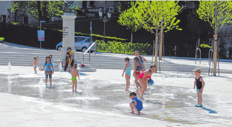 Die Kinder erfrischen sich an den Wasserspielen auf dem neuen Karlsplatz. FOTO: PRIVAT Die Kinder erfrischen sich an den Wasserspielen auf dem neuen Karlsplatz. FOTO: PRIVAT