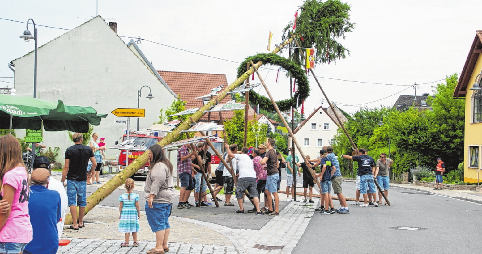 Nur mit Muskelkraft wird der Kirchweihbaum aufgestellt. FOTO: SABINE WEINBEER Nur mit Muskelkraft wird der Kirchweihbaum aufgestellt. FOTO: SABINE WEINBEER