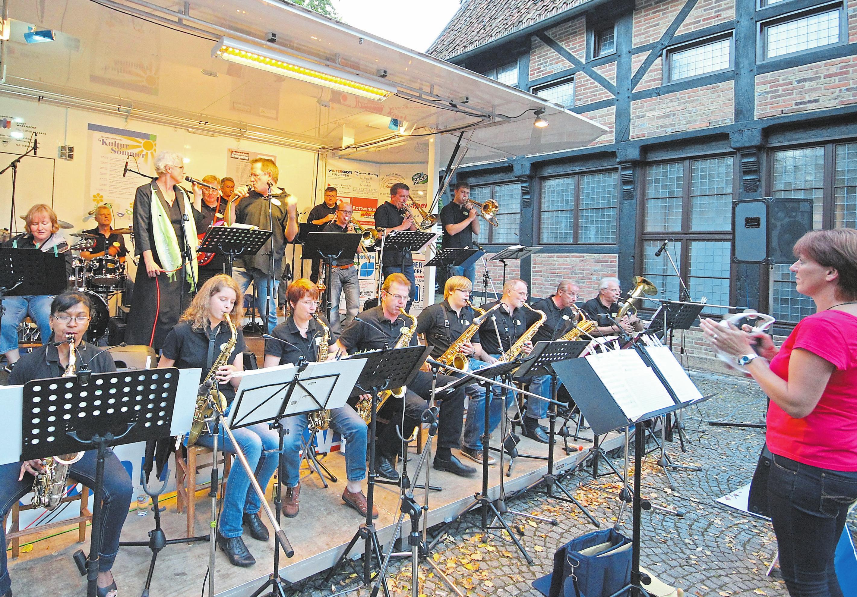 Die Drensteinfurter Big-Band „Swing and more“ läutet ab 17 Uhr den Samstagabend auf der großen Showbühne ein. Foto: -kai- Die Drensteinfurter Big-Band „Swing and more“ läutet ab 17 Uhr den Samstagabend auf der großen Showbühne ein. Foto: -kai-