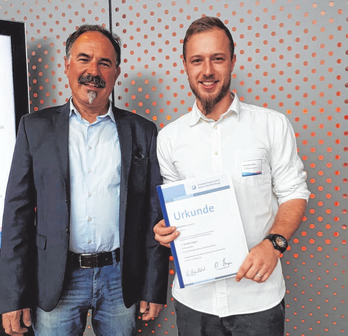 Matthias Laurin (rechts) ist bester Stuckateur Deutschlands. Sein Ausbilder Johann Hahn (links) ist stolz auf ihn. FOTO: PRIVAT Matthias Laurin (rechts) ist bester Stuckateur Deutschlands. Sein Ausbilder Johann Hahn (links) ist stolz auf ihn. FOTO: PRIVAT