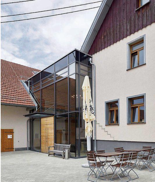 Das neue Eingangsfoyer verbindet das Haupthaus mit der dahinterliegenden Theaterscheune... Das neue Eingangsfoyer verbindet das Haupthaus mit der dahinterliegenden Theaterscheune...