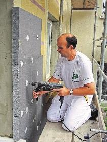Die Fassadendämmung ist eine der wichtigsten Maßnahmen, um im Altbau die Energiekosten zu senken. FOTOS: DJD/FACHVERBAND WÄRMEDÄMM-VERBUNDSYSTEME E.V. Die Fassadendämmung ist eine der wichtigsten Maßnahmen, um im Altbau die Energiekosten zu senken. FOTOS: DJD/FACHVERBAND WÄRMEDÄMM-VERBUNDSYSTEME E.V.