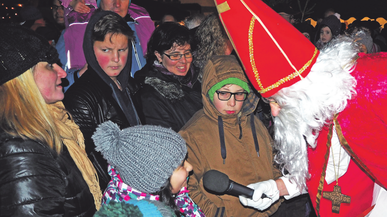 Der Nikolaus hat auf dem Nikolausmarkt für jedes Kind eine Überraschung dabei. Der Nikolaus hat auf dem Nikolausmarkt für jedes Kind eine Überraschung dabei.