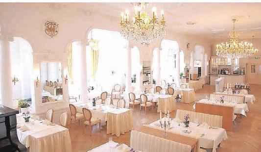 Der „Weiße Saal“ ist ein exquisites Restaurant. Der „Weiße Saal“ ist ein exquisites Restaurant.