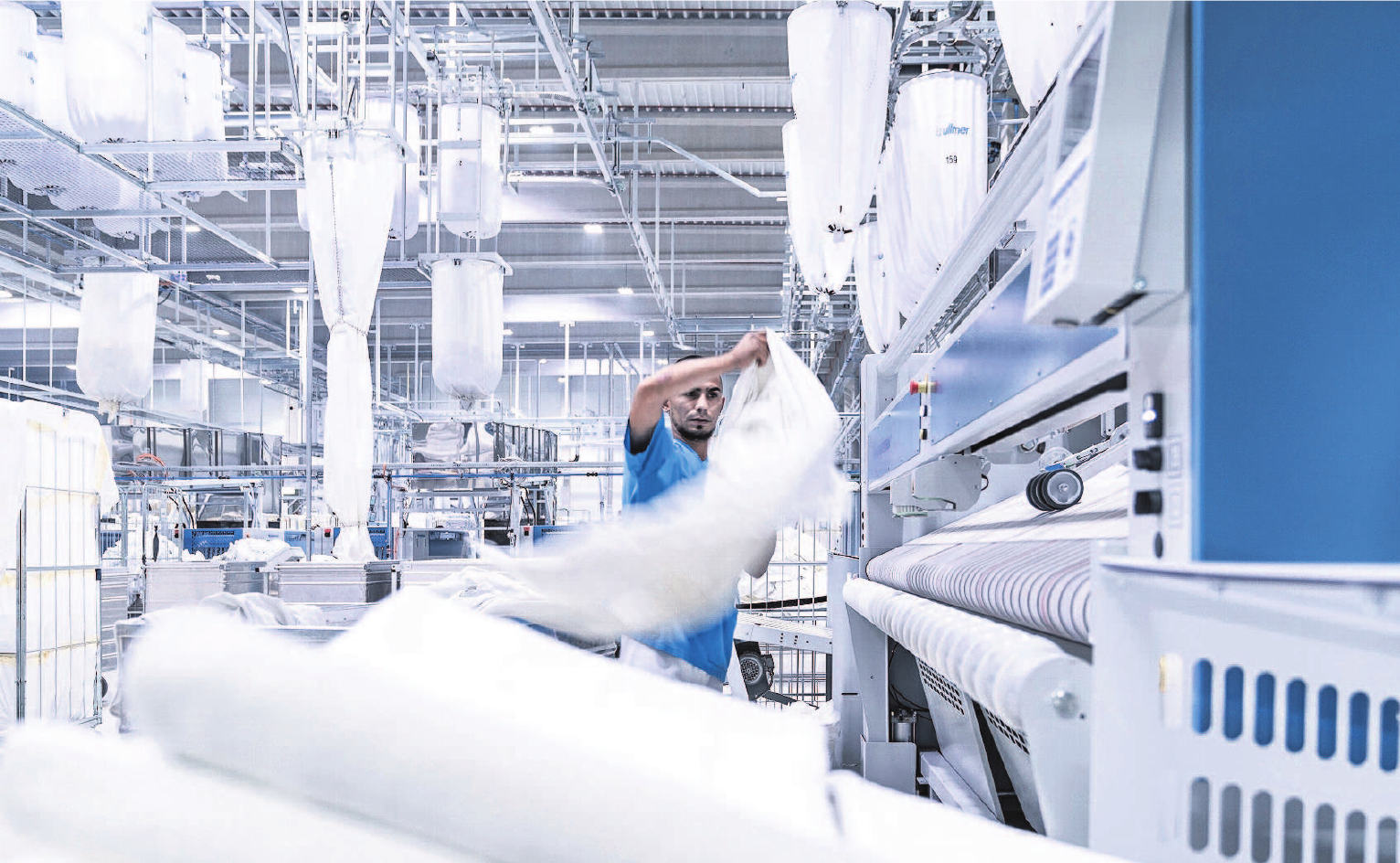 Auch, wenn viele Prozesse automatisch ablaufen, ist Handarbeit in der Wäscherei unabdingbar. Auch, wenn viele Prozesse automatisch ablaufen, ist Handarbeit in der Wäscherei unabdingbar.