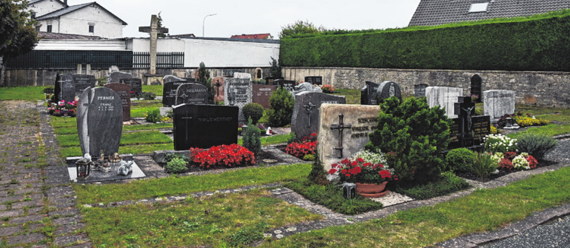Der Friedhof von Horhausen liegt eingebettet im Kirchenumfeld. Der Friedhof von Horhausen liegt eingebettet im Kirchenumfeld.