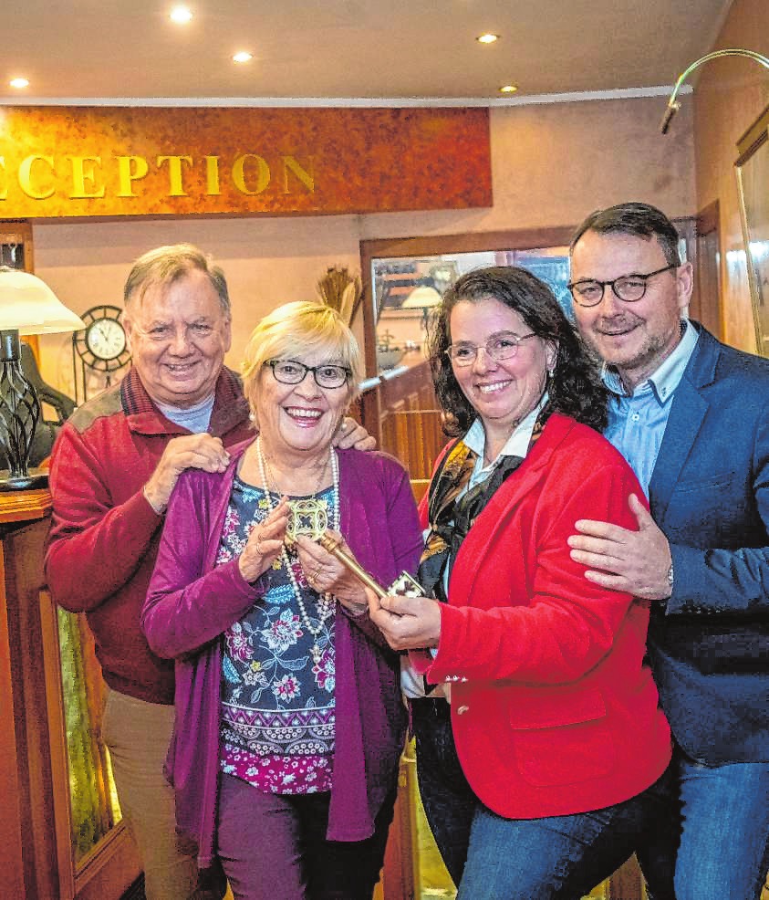 Zwei Generationen (v.l): Ivano und Erika Rosan übergeben symbolisch den Schlüssel an Tochter Milena Rosan-Daberkow und Schwiegersohn Fritz Daberkow, die das Hotel in ein Gästehaus umwandeln. | Bilder: Thomas Neu Zwei Generationen (v.l): Ivano und Erika Rosan übergeben symbolisch den Schlüssel an Tochter Milena Rosan-Daberkow und Schwiegersohn Fritz Daberkow, die das Hotel in ein Gästehaus umwandeln. | Bilder: Thomas Neu
